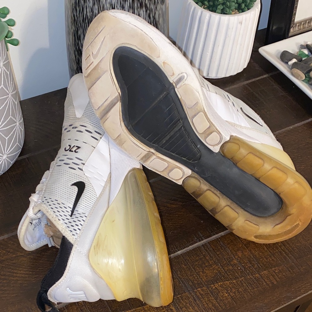 3/$60 Nike Air Max 270 White & Black Sneakers Size 9 - Picture 16 of 16